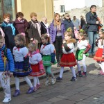 Dnes 18.3.2016 sa začal už 5. ročník Staromestských veľkonočných trhov na Dominikánskom námestí. Otvorili sme ho kultúrnym programom. Zaspievala Spevácka skupina Malina a nádherný hudobno-tanečný program predviedli deti z MŠ Park Angelinum a Hrnčiarskej. Bohatý sortiment výrobkov i dobrôt ponúkame na Dominikánskom námestí dnes i počas zajtrajšieho dňa.