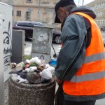 Ešte v piatok sme dostali podnet od občana, ktorý sa sťažoval na preplnený smetný kôš na križovatke pri OC Lipa. Z preplneného koša odpadky doslova kypeli a málo ich nebolo ani na chodníku. Na tento stav sme okamžite upozornili spoločnosť Kosit. Aby bola vec vyriešená čo najskôr, dané miesto upratali aktivační pracovníci. Tí dnes 2.5.2016 […]