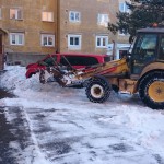 Dňa 19.1.2017 sme spoločne s posilami pracovali na zimnej údržbe v Starom Meste. Tak ako sme avizovali, Miestny úrad objednal na pomoc jedno UNC vozidlo, jeden väčší traktor Komatsu a jedno nákladné auto Tatra 815 . K XY aktivačným pracovníkom sa pridali aj 5 chlapi z Charitného domu na Bosákovej ulici. V dopoludňajších hodinách sa […]