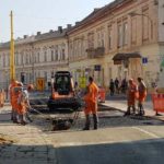 Konečne už na prechode križovatky Hlavná a Továrenská nebudú motoristi vystavení možnému poškodeniu náprav kvôli rozbitej ceste a ani chodci sa už nebudú musieť obávať podvrtnutia členku na prechode. V týchto dňoch totiž rozbitú dlažbu nahrádza asfaltový povrch. „Teší ma, že sa oprava cesty  realizuje aj vďaka MČ Košice – Staré Mesto, ktorá Magistrát na […]