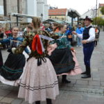 Staromestské veľkonočné trhy odštartovali aj napriek tomu, že košický vietor a bláznivý apríl priniesol takú zimu, akoby sa všetci čerti ženili. Veľké poďakovanie patrí speváčkam a harmonikárovi zo staromestskej Maliny, ale aj rezkým tanečníčkam a tetuškám zo súboru Kadlubek, ktoré napriek severáku urobili veľkonočnú atmošku. Samozrejme aj uzimeným remeselníkov a predajcom, ktorí prišli so svojimi […]