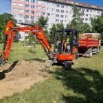    Lyžica bagra sa dnes prvýkrát zaborila do najväčšej zelenej plochy v Starom Meste medzi ulicami Kpt. Nálepku, Kuzmányho, Magurská a Československej armády. Do troch mesiacov sa premení podľa schváleného projektu za peniaze z eurofondov na oddychovú zónu pre obyvateľov, doplnením zelene, novými chodníkmi, pitnou fontánkou, petangovým ihriskom, zväčšením detského ihriska a ďalšími prvkami na […]