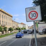 Na 27 košických uliciach v Starom meste bude v septembri zriadená zóna s maximálnou povolenou rýchlosťou 30 km/hodinu.  Takýto zámer súvisiaci s upokojením dopravy odobril súhlasným stanoviskom aj Krajský dopravný inšpektorát v Košiciach a mesto Košice ako cestný správny orgán. Vďaka týmto zmenám sa očakáva podstatné zvýšenie bezpečnosti účastníkov cestnej premávky, zlepšenie podmienok pre cyklistov a […]